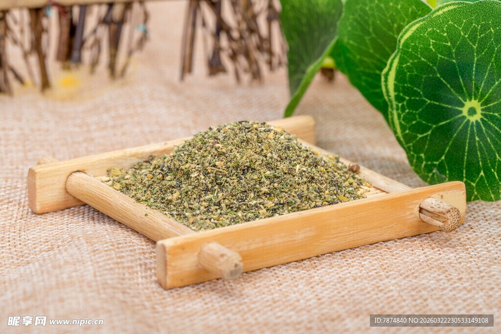 木制托盘上的绿色茶叶