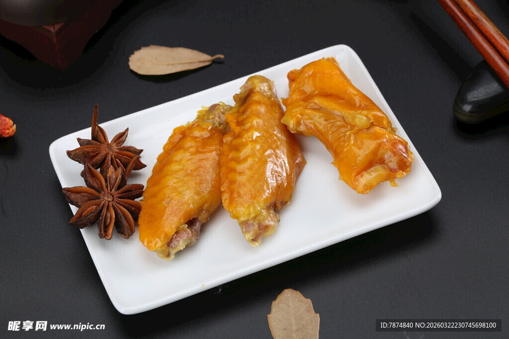美味卤鸡翅摆于白盘上