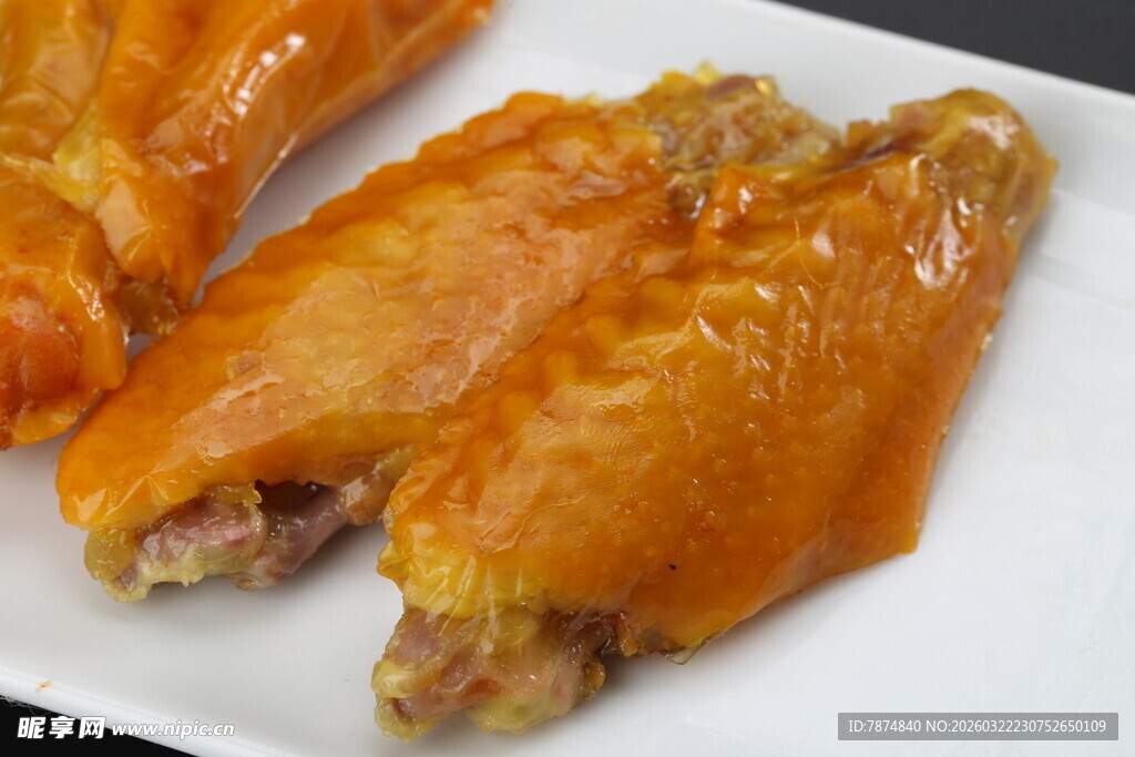 金黄诱人的卤鸡翅