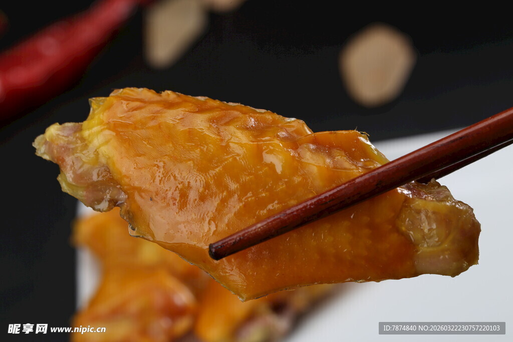 美味卤鸡翅被筷子夹起