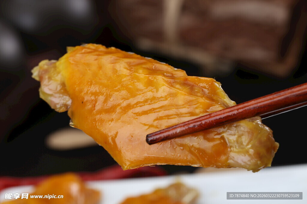 美味鸡翅被筷子夹起