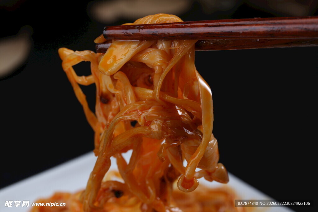 筷子夹起的卤金针菇