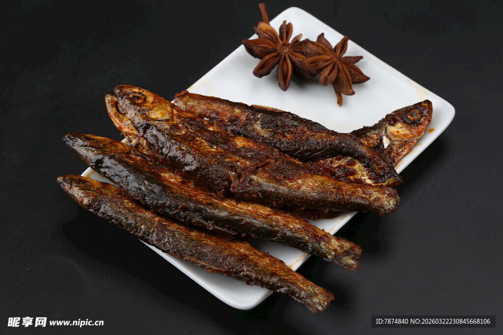 酱卤小鱼干摆于盘中