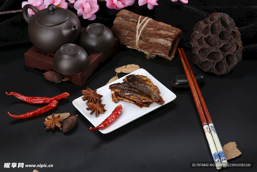 美味卤味与传统餐具展示