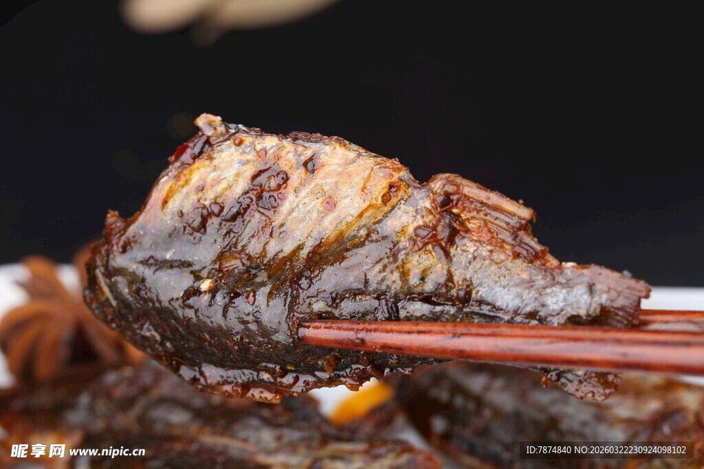 美味烤鱼配筷待品尝