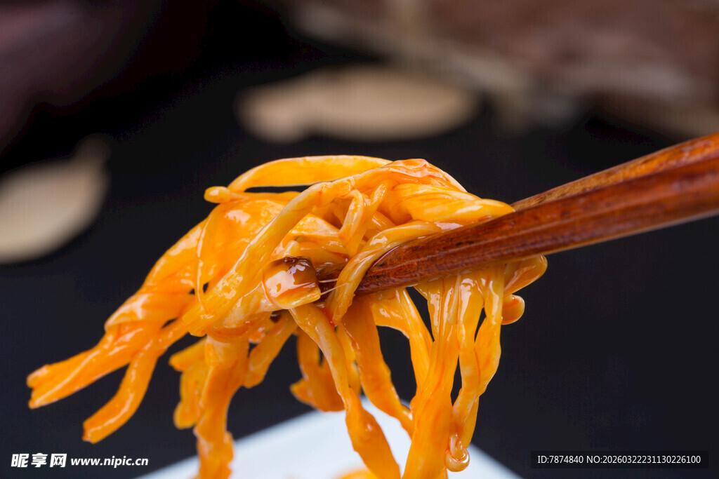 筷子夹起的美味卤金针菇