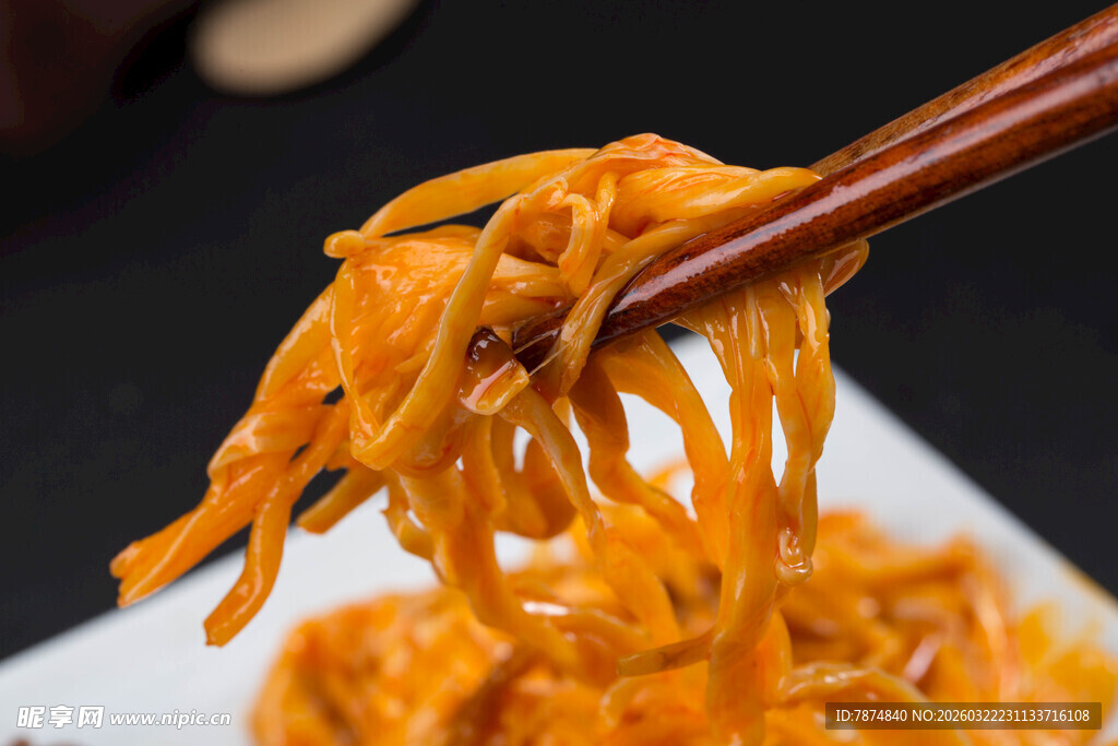 筷子夹起的美味卤金针菇