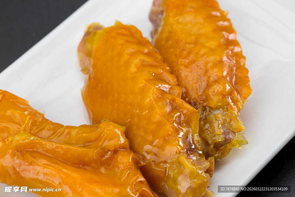美味金黄鸡翅摆于盘中