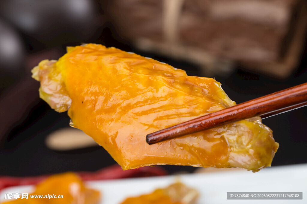 美味鸡翅被筷子夹起