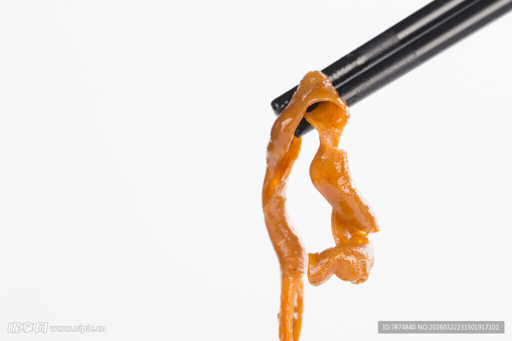 筷子夹起卤金针菇