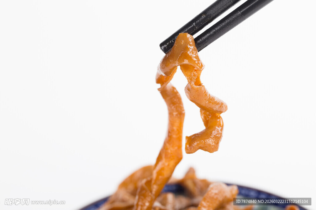 筷子夹起卤鸭肠