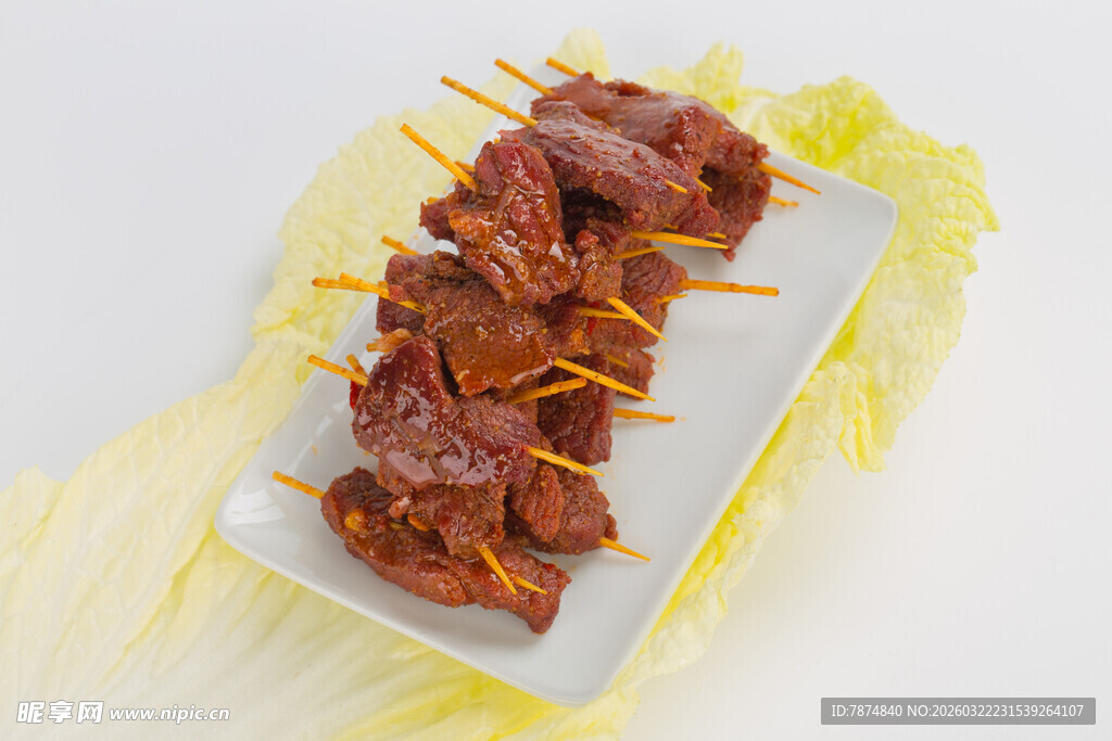 美味烤肉串摆放在盘中