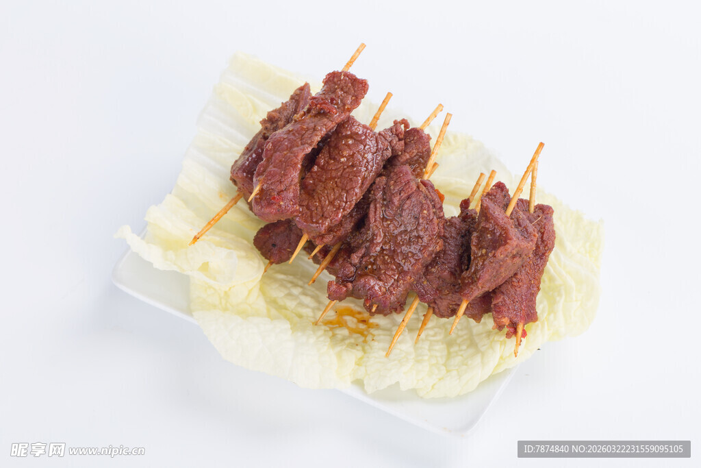 牛肉串置于透明托盘上