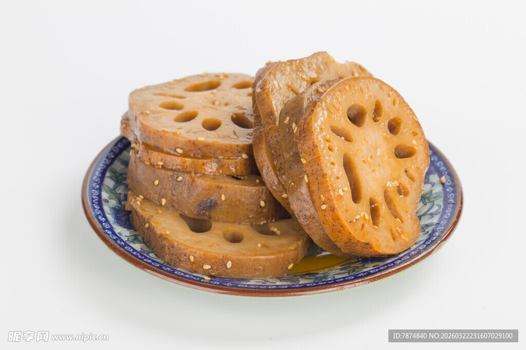 中式瓷盘上的美味莲藕片