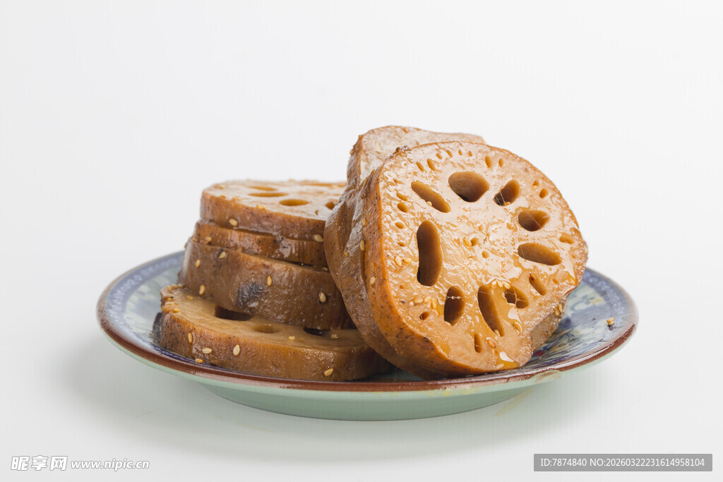 卤藕片摆放在盘