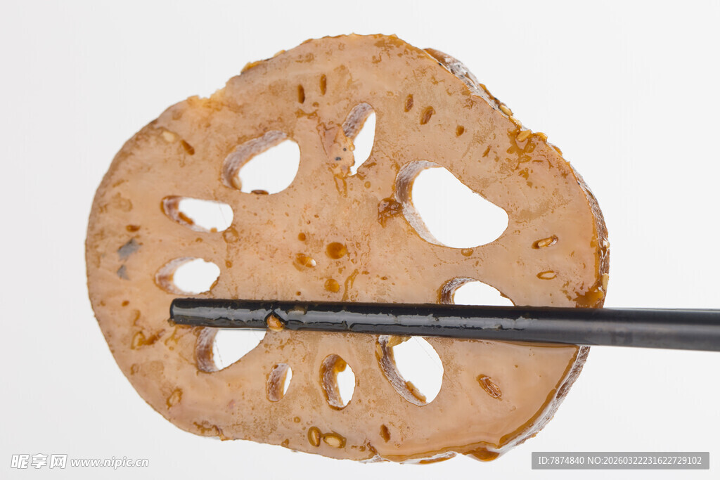 筷子夹着的切片莲藕