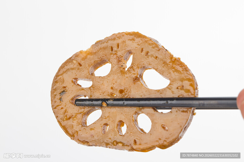 筷子夹着切片莲藕