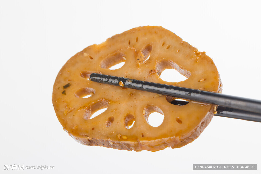 筷子夹着香脆藕片