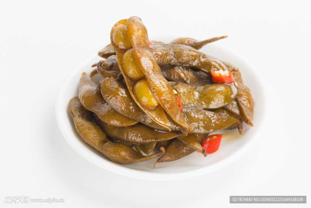 美味腌制毛豆摆于白盘