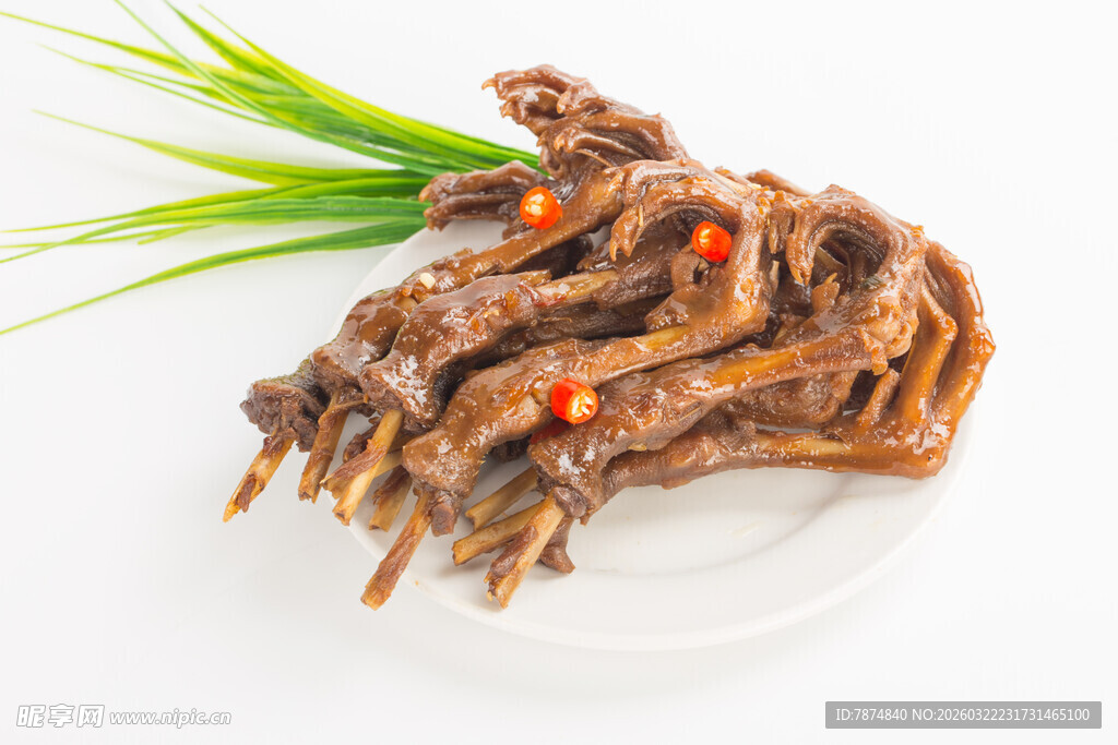 香辣鸭掌摆于白盘之上