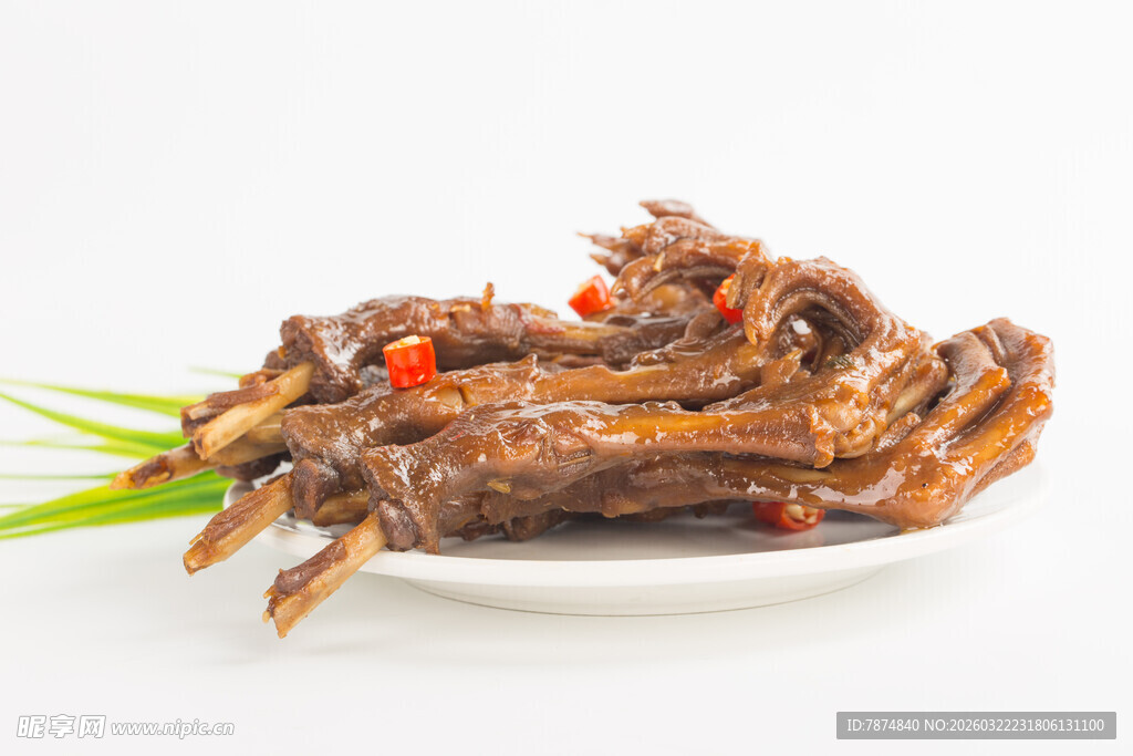美味卤鸭爪摆于盘中