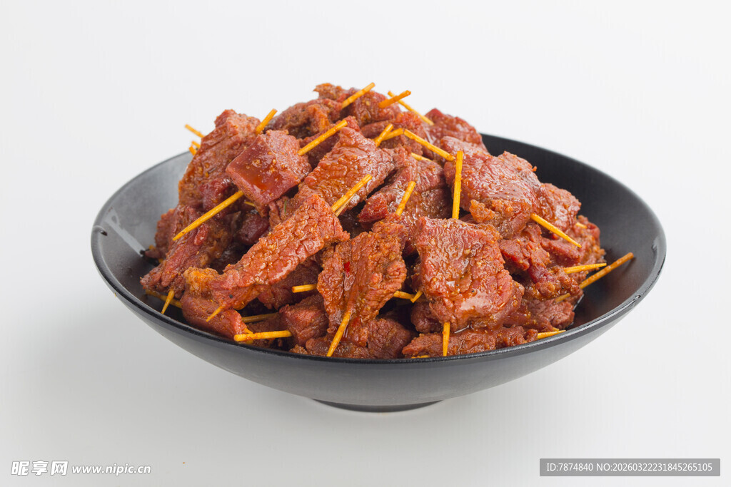 美味牛肉丝盛于黑碗中