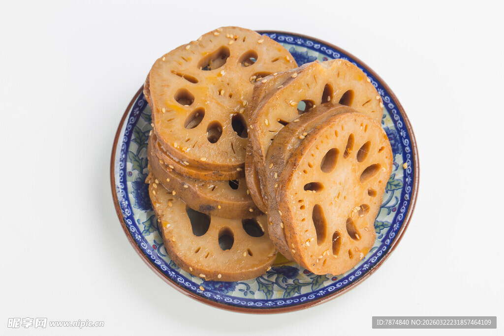 蓝盘上的美味切片莲藕