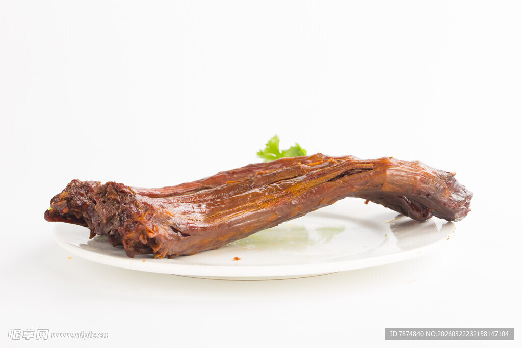 美味卤鸭脖摆于白盘