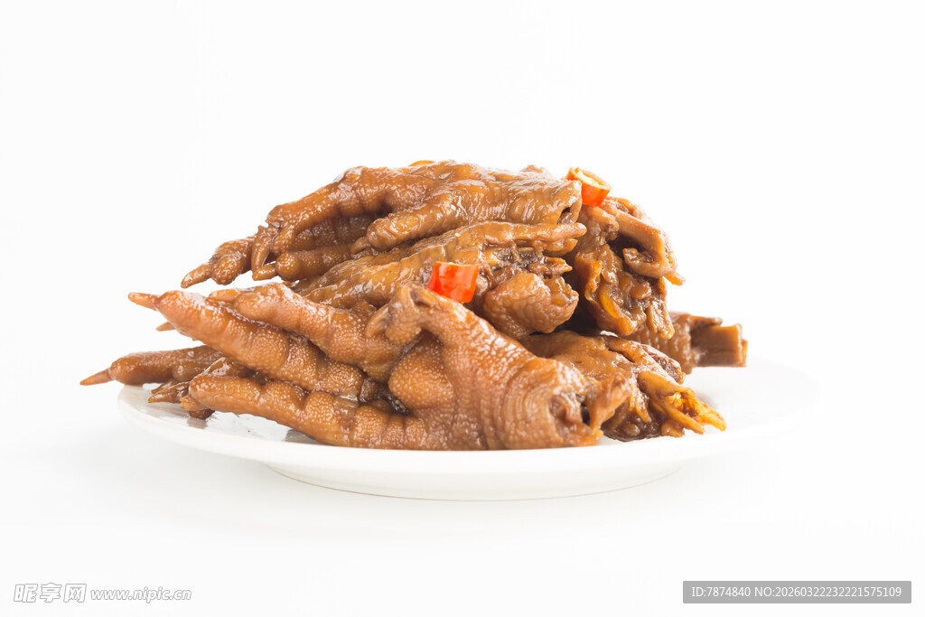 美味卤鸡爪摆于白盘上