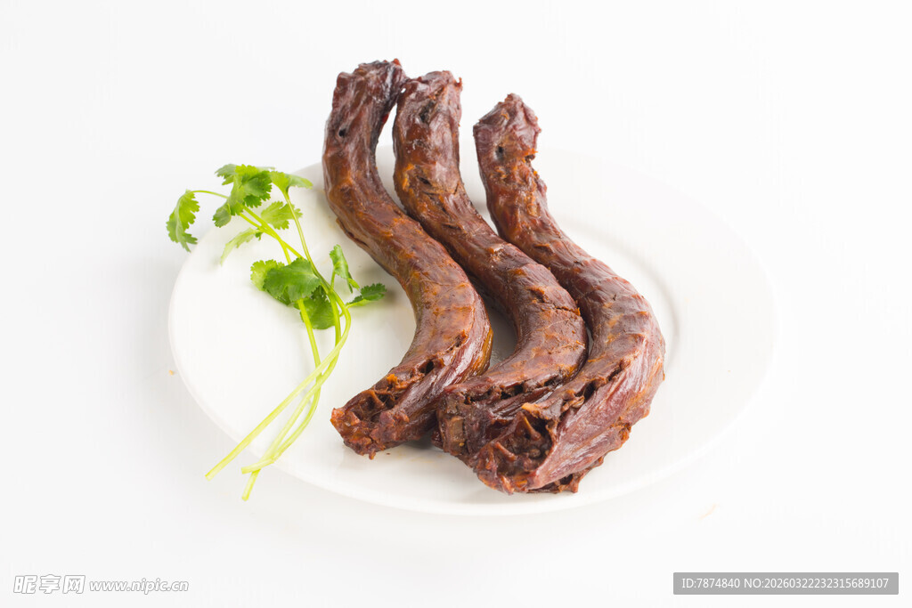 卤鸭脖子摆放在白色盘中
