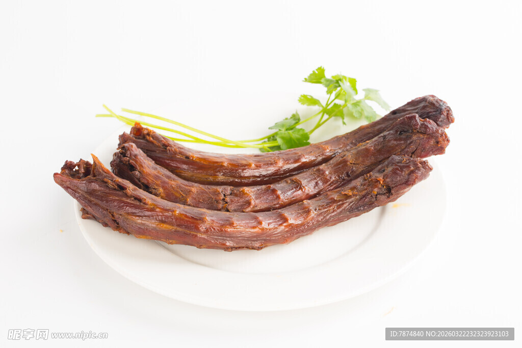 美味卤鸭脖摆于白盘