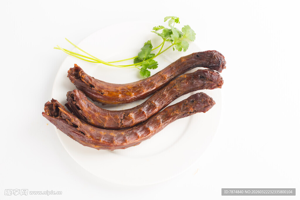 卤鸭掌摆放在白色盘中