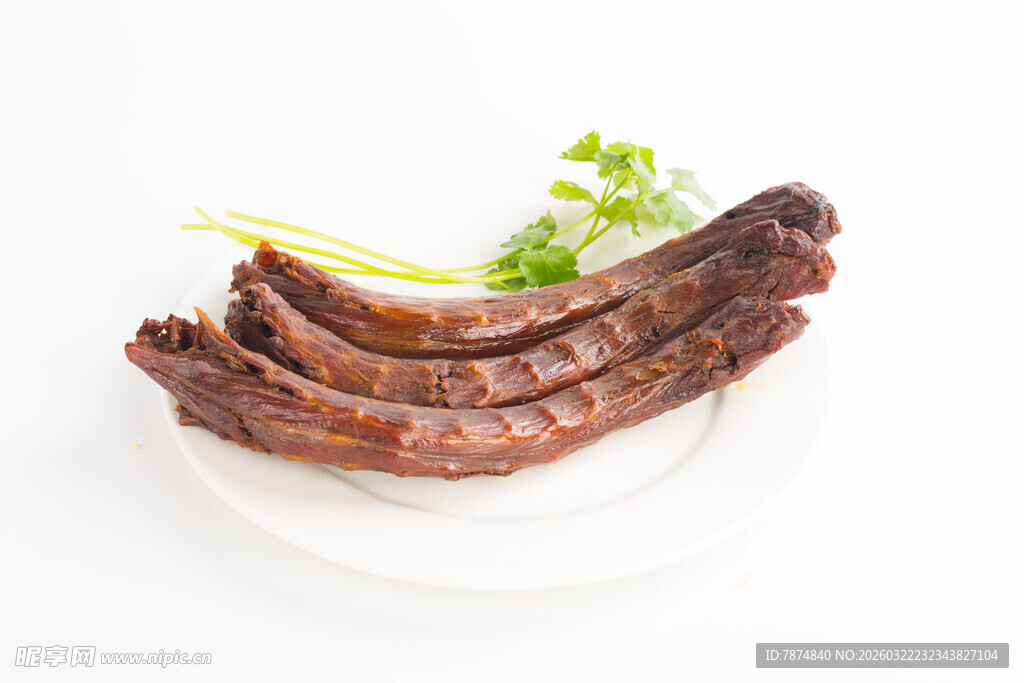 美味卤鸭脖摆于盘中