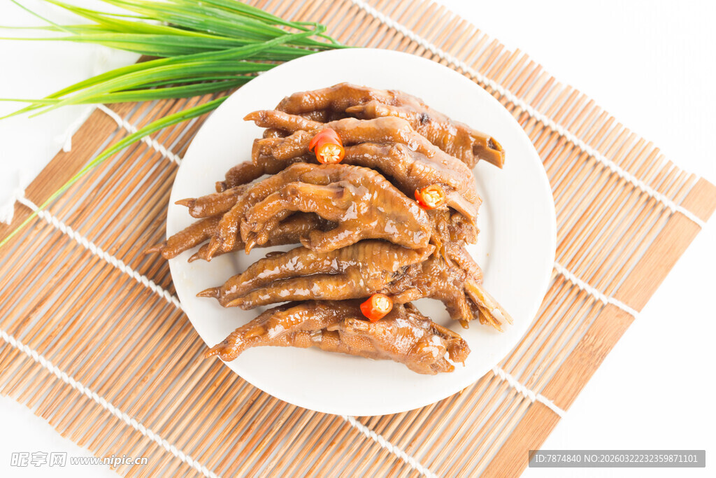 美味卤鸡爪摆于竹席上
