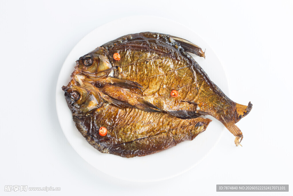 煎制金黄的美味鲳鱼