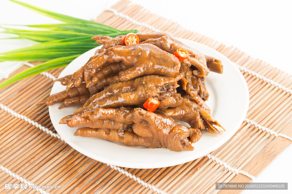 卤鸡爪摆放在盘