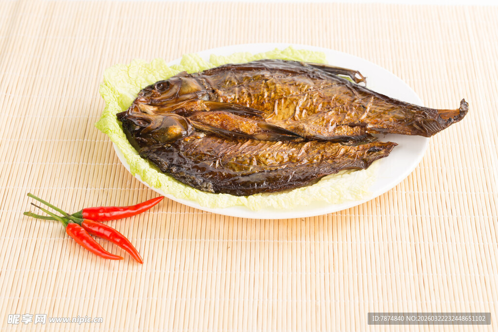 香煎鱼搭配鲜辣红椒