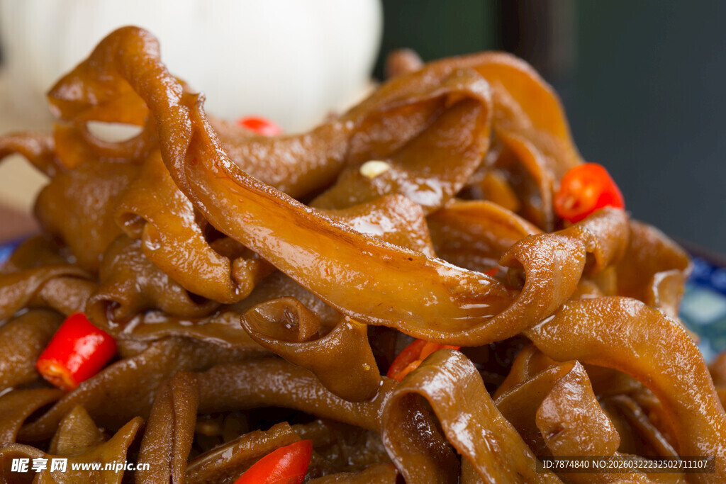 香辣美味的卤制猪耳朵