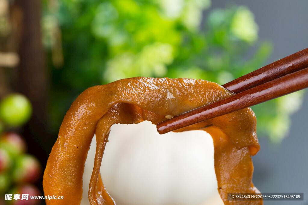 筷子夹起卤鸭肠