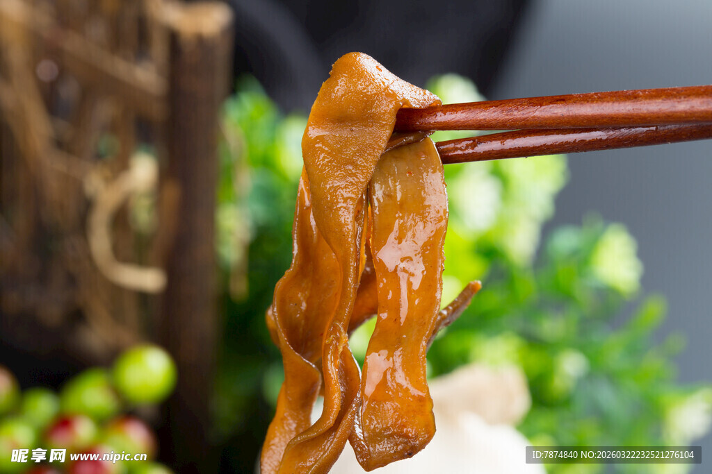 筷子夹起的美味卤鸭肠