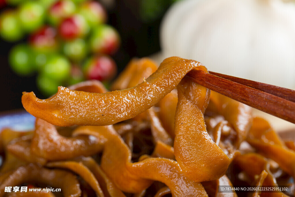 筷子夹起的美味卤鸭肠