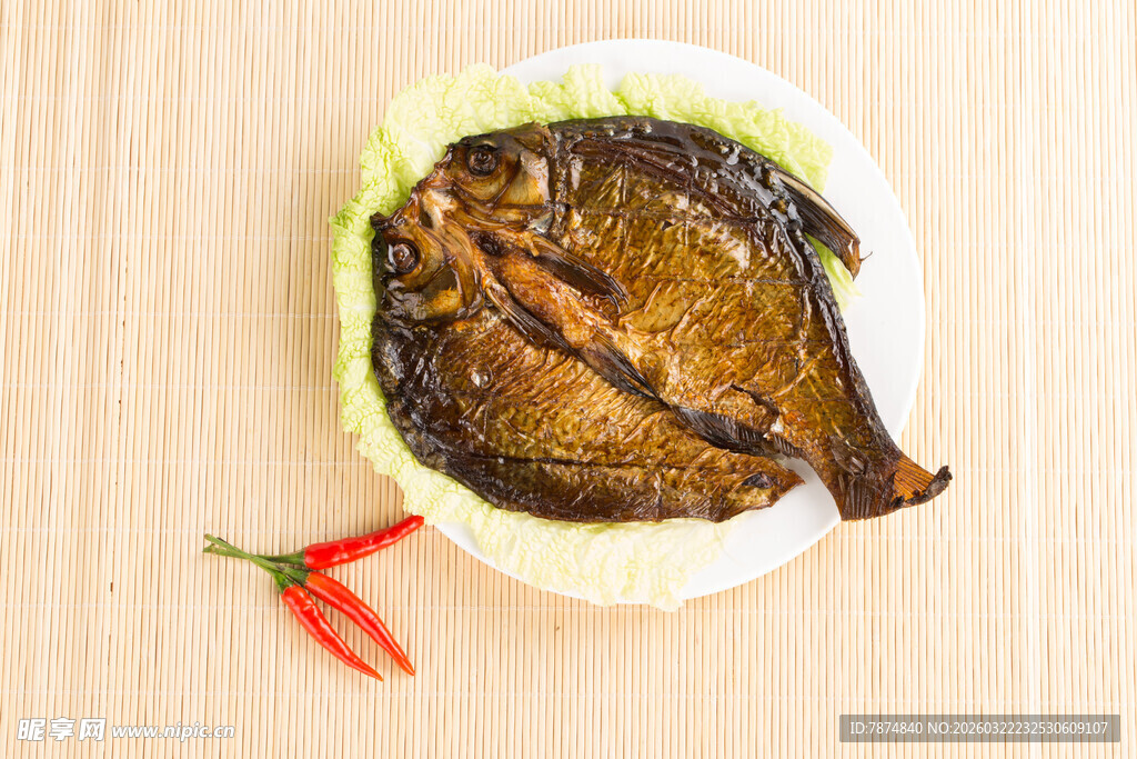 盘中香酥鱼 佐之红辣椒