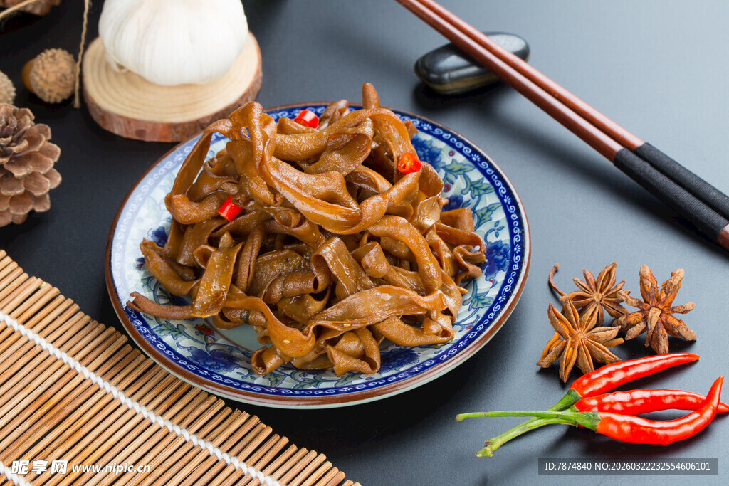 美味香辣卤鸭肠