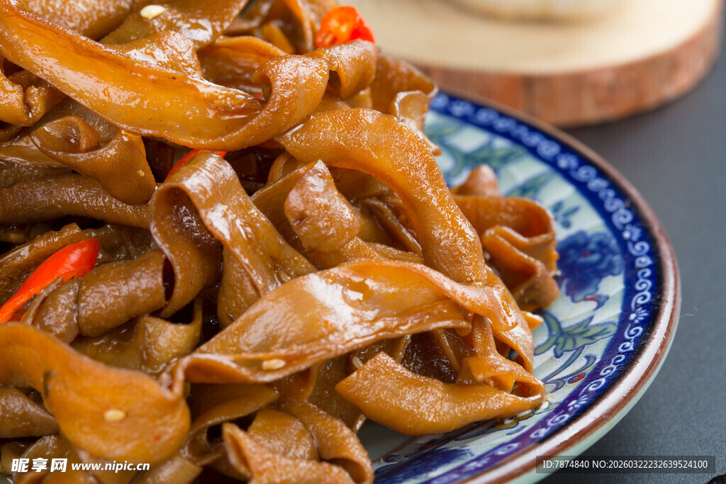 香辣美味的卤鸭肠