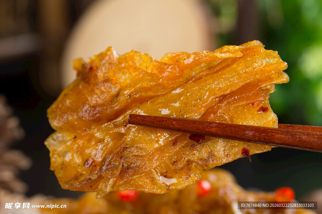 筷子夹起的卤豆皮