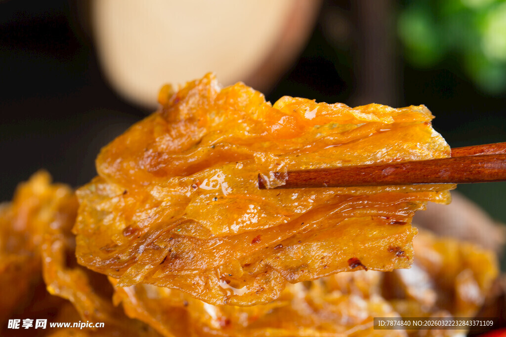 美味卤豆筷子夹取瞬间