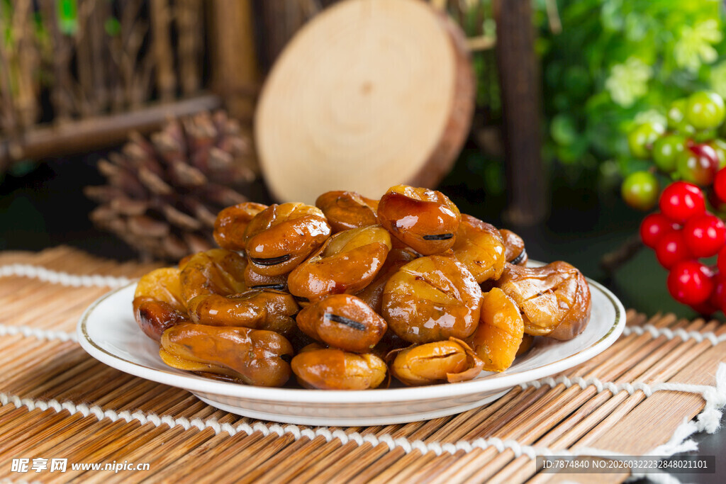 美味卤蚕豆摆于竹盘