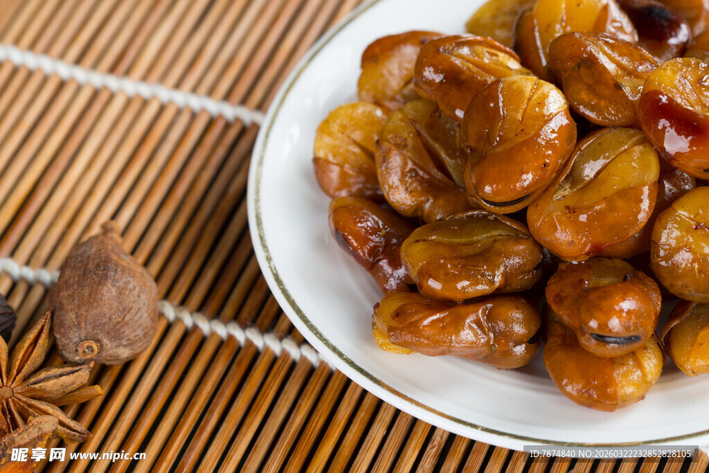 美味卤栗子摆于竹席之上