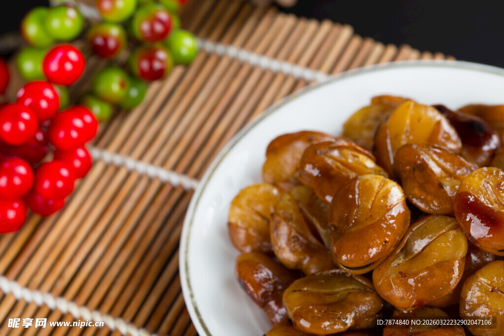 美味卤蚕豆摆于盘中