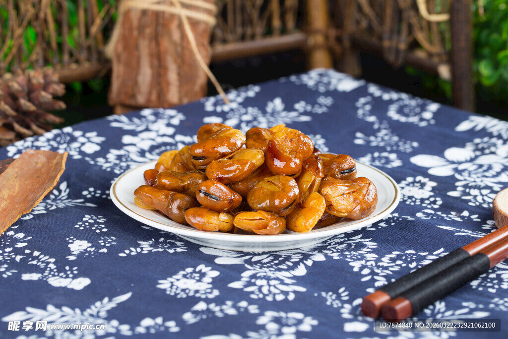 美味卤蚕豆摆于蓝花桌布上